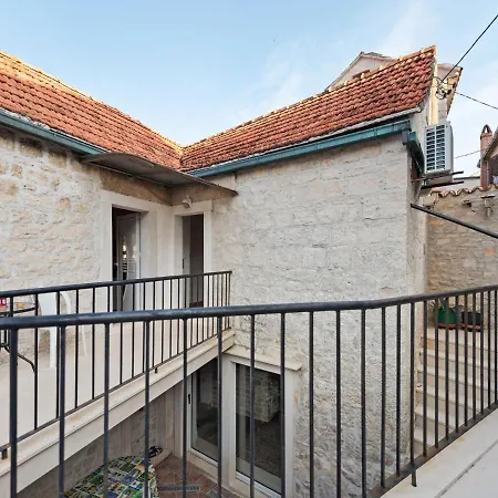 Quaint In With Balcony Apartment