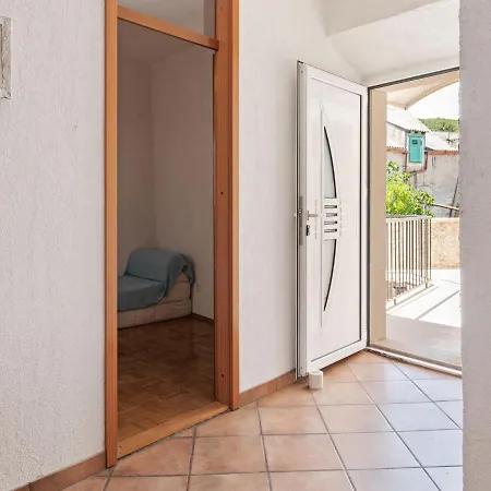 Quaint In With Balcony Apartment *