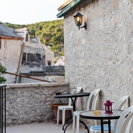 Quaint In With Balcony *