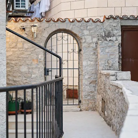 Apartment Quaint In With Balcony *