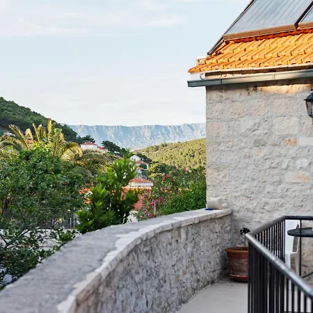 Quaint In With Balcony * Pucisca