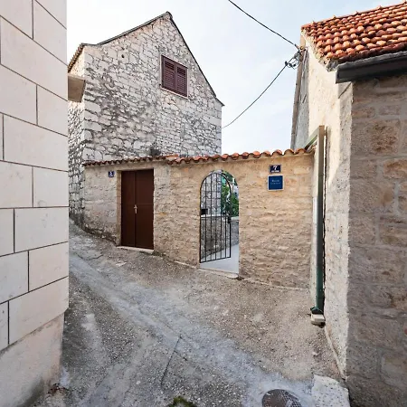Quaint In With Balcony Apartment *
