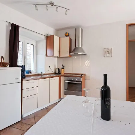 Apartment Quaint In With Balcony Pucisca