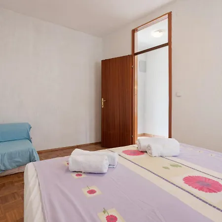 Quaint In With Balcony Apartment *